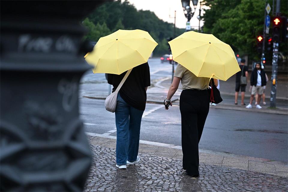 Den Menschen in Berlin und Brandenburg stehen Schauer und Gewitter bevor. (Symbolbild)Elisa Schu/dpa