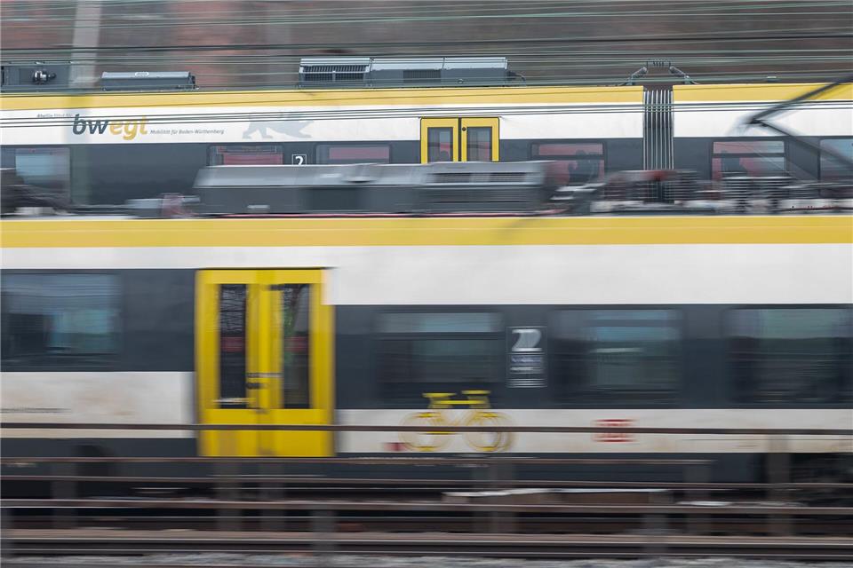 Den Nahverkehrsunternehmen drohen nun Mehrkosten in Milliardenhöhe, möglicherweise sogar rückwirkend für mehrere Jahre. (Symbolbild) Sebastian Gollnow/dpa