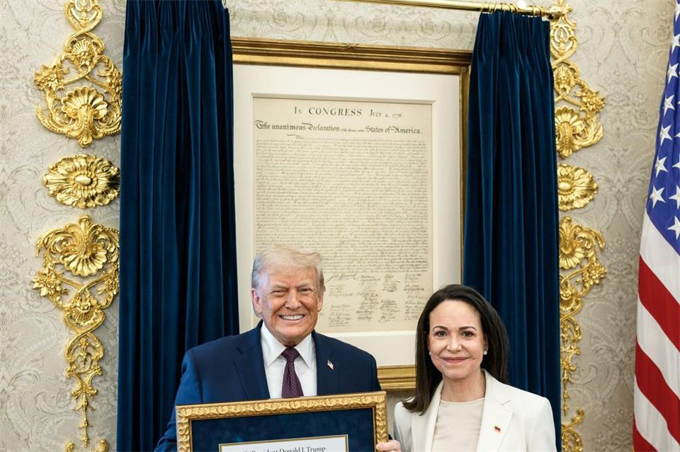 Den Nobelpreis bekam US-Präsident Donald Trump zwar nicht - aber die Friedensnobelpreisträgerin Machado (rechts) vermachte ihm ihre Medaille. (Archivbild)Daniel Torok/White House/dpa