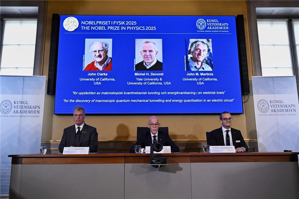 Den Nobelpreis für Physik erhalten 2025 die Quantenphysiker John Clarke, Michel Devoret und John Martinis. Claudio Bresciani/TT News Agency/AP/dpa