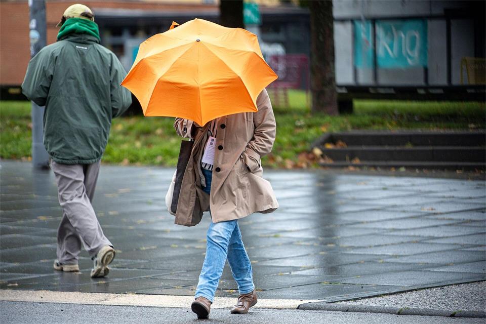 Den Regenschirm besser nicht vergessen: Er bleibt am Wochenende wichtiger Begleiter. (Symbolbild)Laszlo Pinter/dpa
