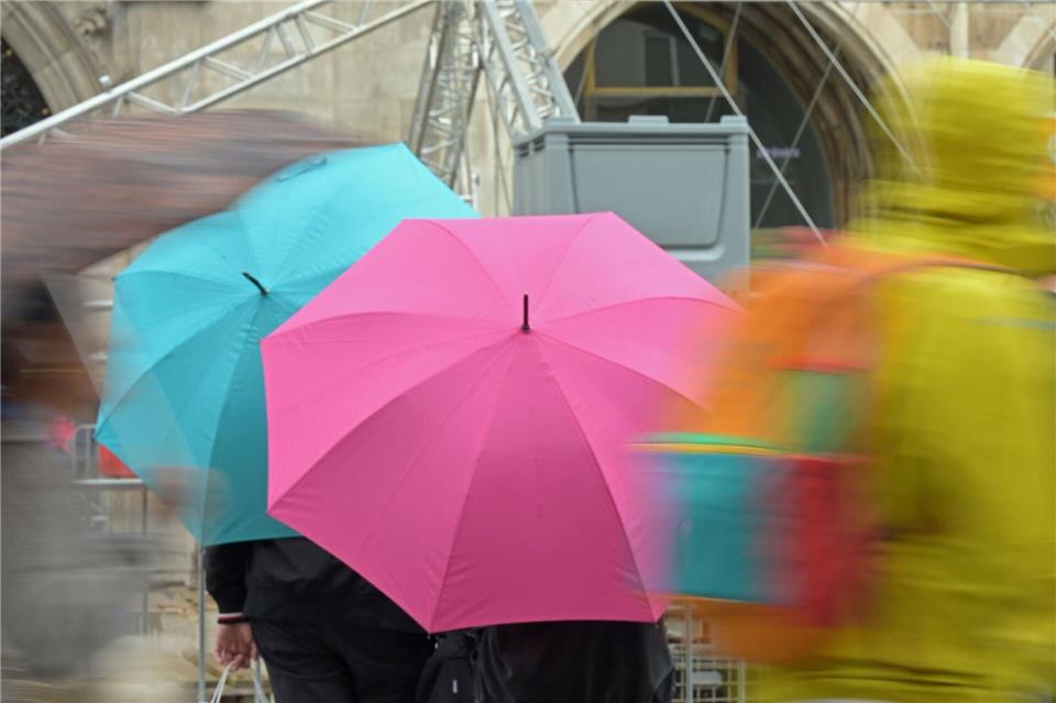 Den Regenschirm sollte man in der letzten Ferienwoche in Bayern griffbereit haben. (Symbolbild)Malin Wunderlich/dpa