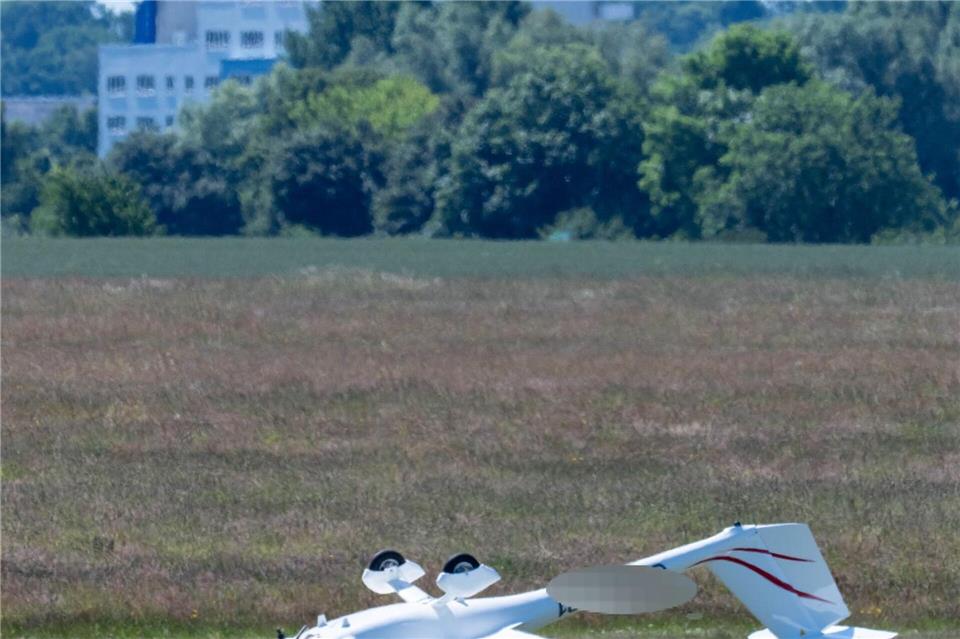 Den Sachschaden am Flugzeug schätzt die Polizei auf rund 50.000 Euro.Stefan Sauer/dpa