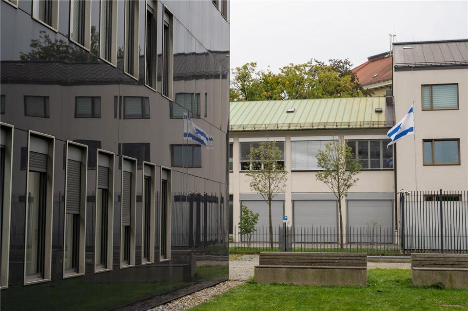 Den Schaden durch die Steinwürfe schätzten die Ermittler auf etwa 1.000 Euro. (Archivbild)Stefan Puchner/dpa