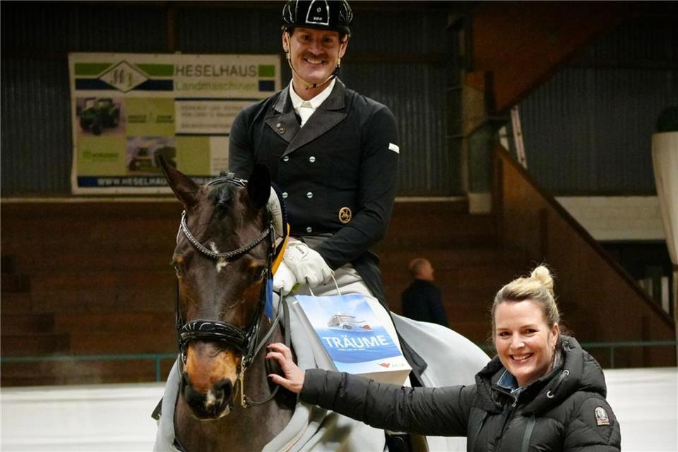Den Sieg bei der Dressurprüfung der Klasse S*** am Sonntagnachmittag holte sich der Appelhülsener Marcus Hermes mit Fräulein Anna‘s Gremlin. Hier gratuliert Meike Böhm, die den Ehrenpreis stiftete.