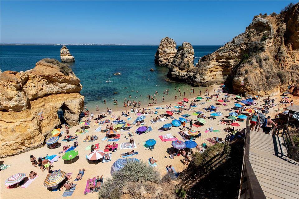 Den Sommer verlängern: Damit der Herbsttrip in die Sonne nicht zum Reinfall wird, sollten Reisende ein paar Tipps beachten.picture alliance/dpa