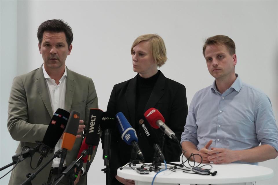 Den Sondierungsstand erläuterten in Berlin am Freitag Steffen Krach von der SPD, Nina Stahr von den Grünen und Maximilian Schirmer von der Linke.Sven Kaeuler/dpa