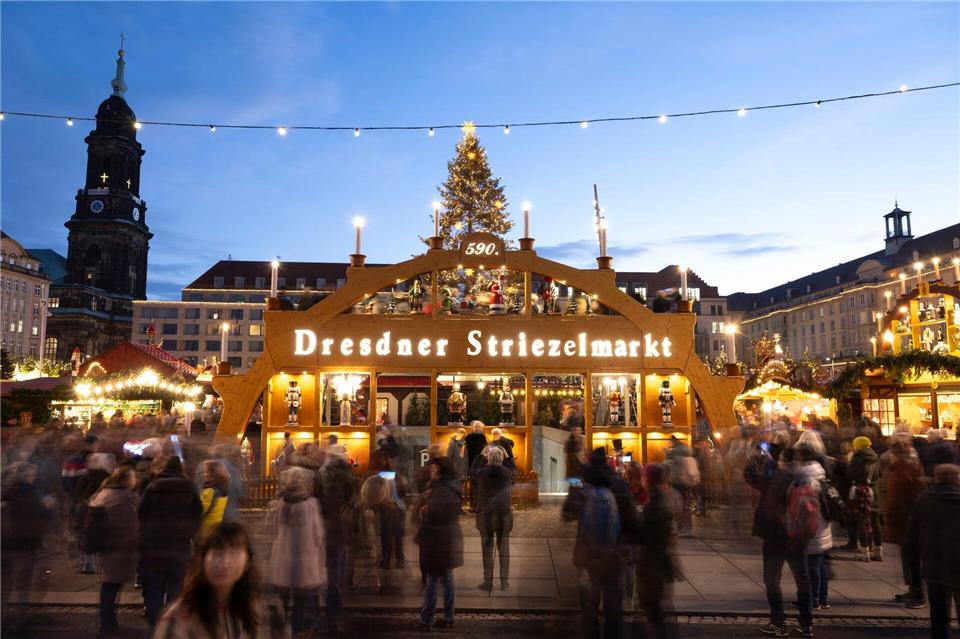 Den Striezelmarkt besuchten 2024 rund 2 Millionen Gäste. (Archivbild)Sebastian Kahnert/dpa