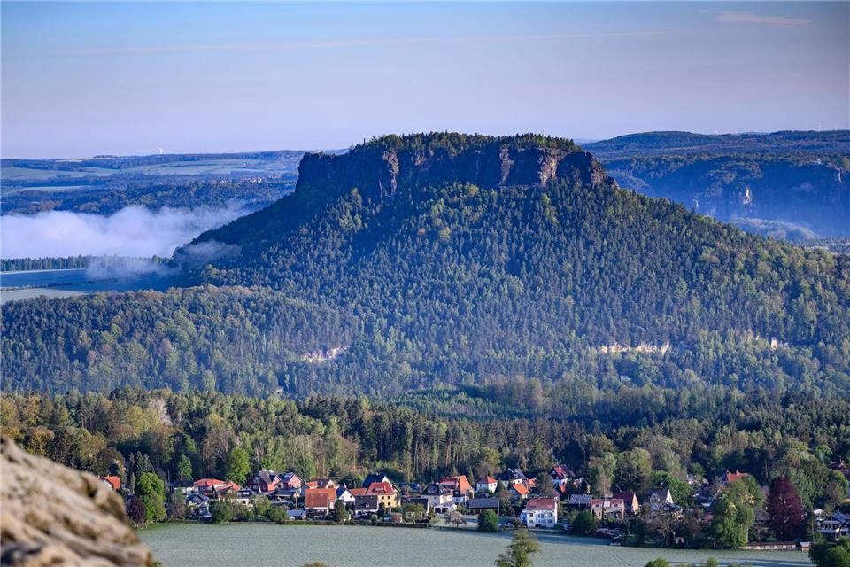 Den Tafelberg? Gibt es auch in der Sächsischen Schweiz. Der Lilienstein kommt dem berühmten Pendant in Kapstadt dabei optisch am nächsten.Robert Michael/dpa/dpa-tmn