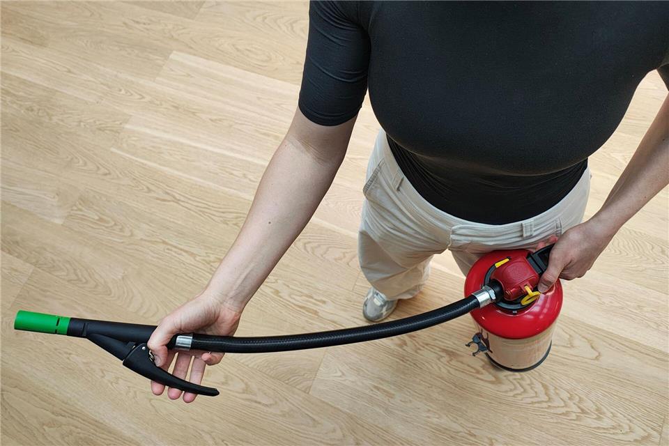 Feuerlöscher für zu Hause: Was beim Kauf und Einsatz zählt Den Umgang mit einem Feuerlöscher sollte man in Ruhe üben, damit im Ernstfall die Handhabung reibungslos klappt.Isabelle Modler/dpa-tmn