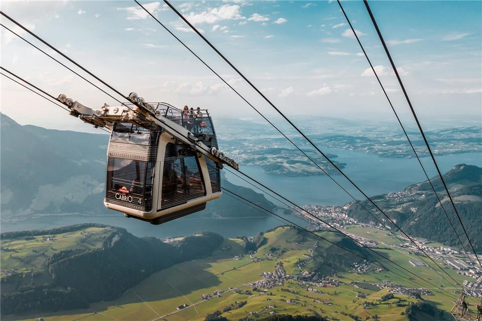 Den Vierwaldstättersee im Blick: In der CabriO-Bahn hinauf zum Stanserhorn ist die Aussicht beeindruckend.Dominik Baur/Switzerland Tourism/dpa-tmn