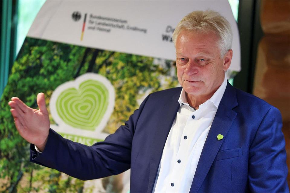 Den Wald zu nutzen, bedeute auch den Wald zu schützen, sagte Bundesforstminister Alois Rainer.Jan Woitas/dpa