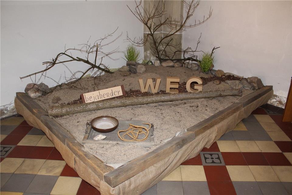 Den „Wüstenplatz“ hat das Team in der Kirche aufgebaut.