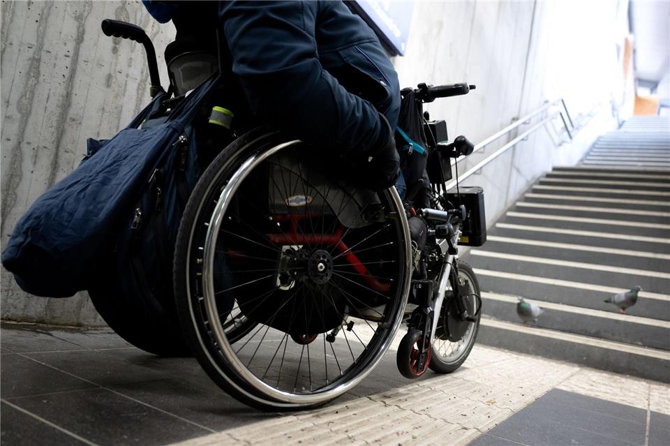 Den Wunsch nach Barrierefreiheit haben nicht nur Menschen, die auf einen Rollstuhl angewiesen sind. Das neue Behindertengleichstellungsgesetz will vielen Aspekten gerecht werden. (Symbolbild) Sven Hoppe/dpa