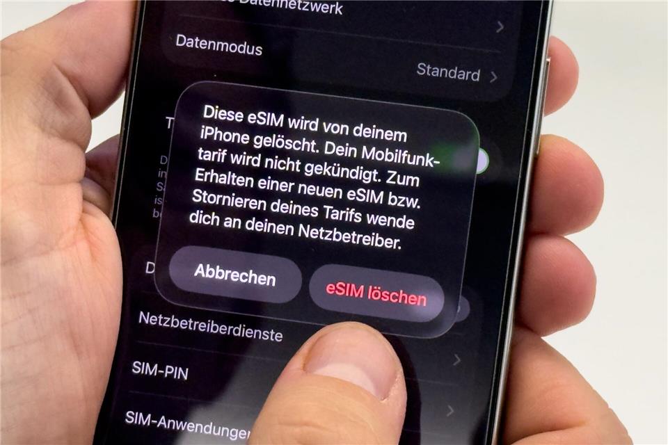 Probleme mit iMessage? - Apple rät zur SIM-Kontrolle Den doppelten SIM-Eintrag zu löschen, könnte Abhilfe bei iMessage-Problemen schaffen.Nico Tapia/dpa-tmn