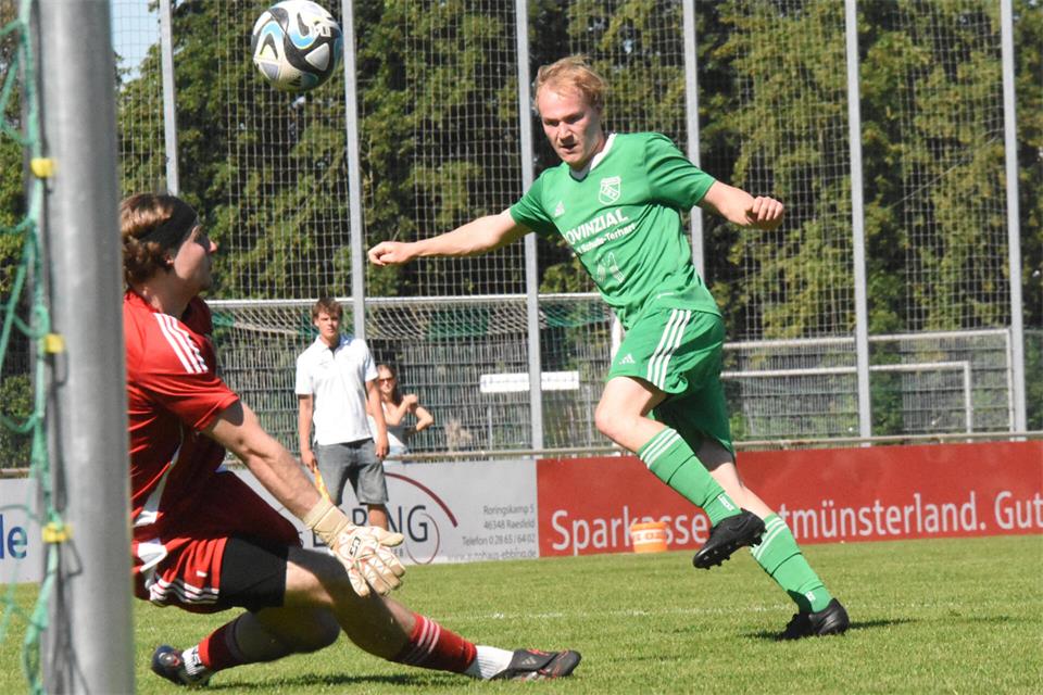 Den einzigen Treffer des Nachmittags erzielte der Raesfelder Alexander Hölling (rechts). Er bescherte dem Aufsteiger damit gleichzeitig den ersten Auswärtssieg in der Landesliga.