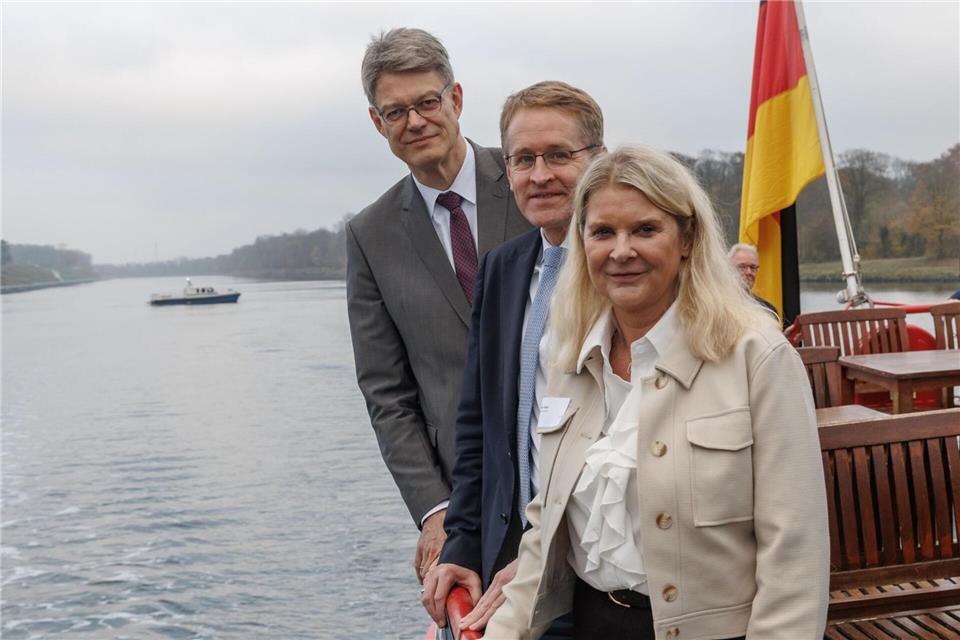 Den ersten Abschnitt der Oststrecke des Nord-Ostsee-Kanals gaben Bundesverkehrsminister Patrick Schnieder (links), Schleswig-Holsteins Ministerpräsident Daniel Günther (beide CDU) und die Präsident der Generaldirektion Wasserstraßen und Schifffahrt, Anke Leue, frei.Markus Scholz/dpa