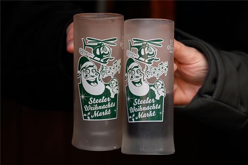 Den ersten Glühwein des Jahres können Besucher beim Essen-Steeler Weihnachtsmarkt genießen.Roberto Pfeil/dpa