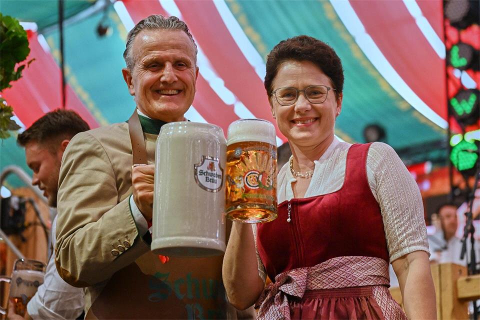 Den ersten Maßkrug überreichte Stuttgarts OB Nopper der Agrarministerin Gentges.Marijan Murat/dpa