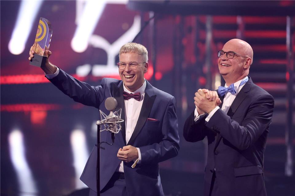 Den ersten Preis des Abends konnten Henry Nowak und Steffen Lukas von Radio PSR mit nach Hause nehmen. Christian Charisius/dpa