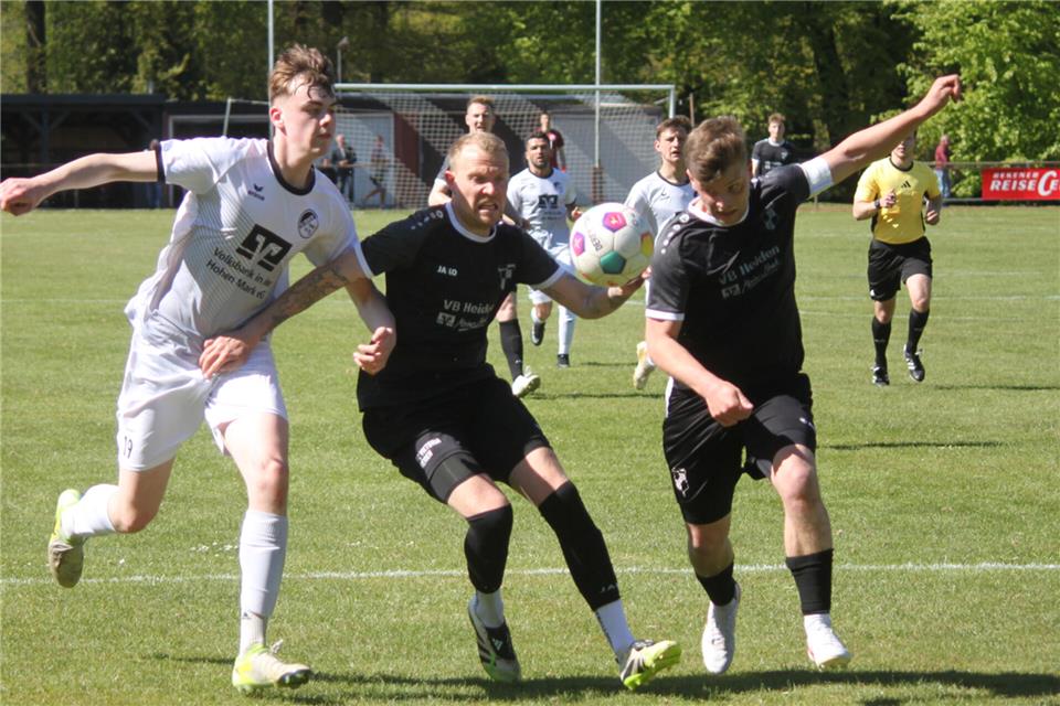 Den festen Willen zum Sieg legte im gestrigen Derby nur die Heidener Viktoria an den Tag. Mit verteidigen Mike Berger (mitte) und PhillipStapel gegen den Rekener Noah Schlottbohm.