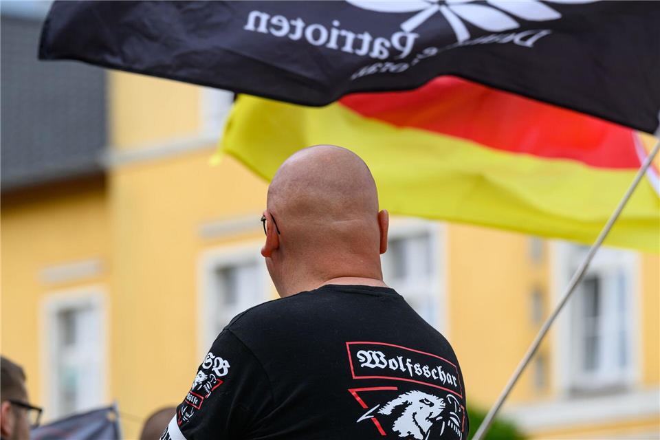 Den größten Zuwachs sieht das Bundesamt für Verfassungsschutz bei den Rechtsextremisten. (Symbolbild)Patrick Pleul/dpa