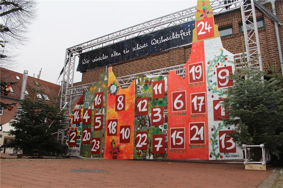 Den großen Adventskalender auf dem Rathausplatz haben die Jungen und Mädchen aus mehreren Kitas in Raesfeld und Erle gestaltet.