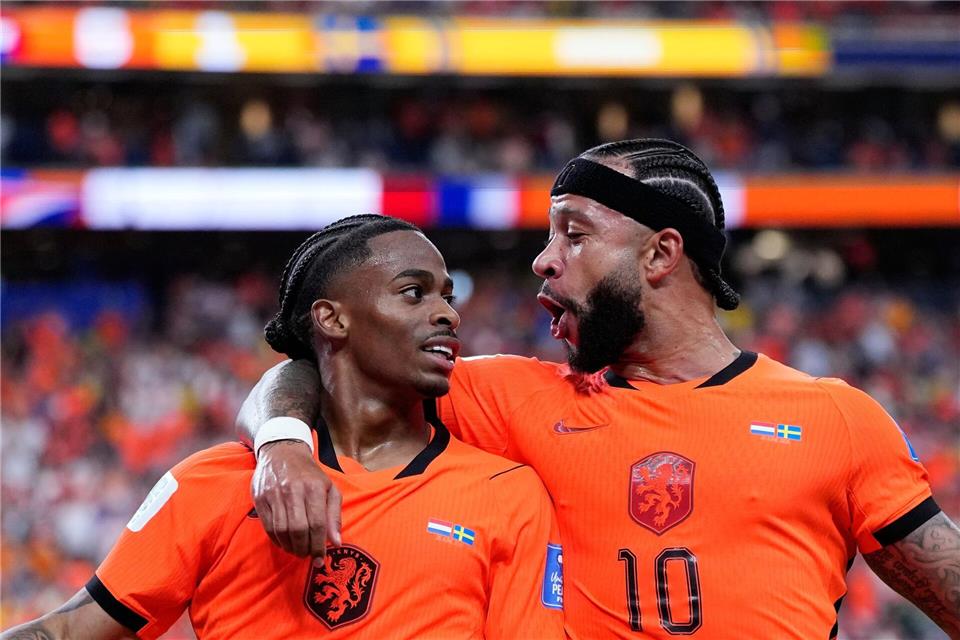 Den gut ins Turnier gestarteten Niederländern um Crysencio Summerville (links) und Memphis Depay droht zum Vorrunden-Abschluss Ärger mit dem Wetter. (Archivbild)Ashley Landis/AP/dpa