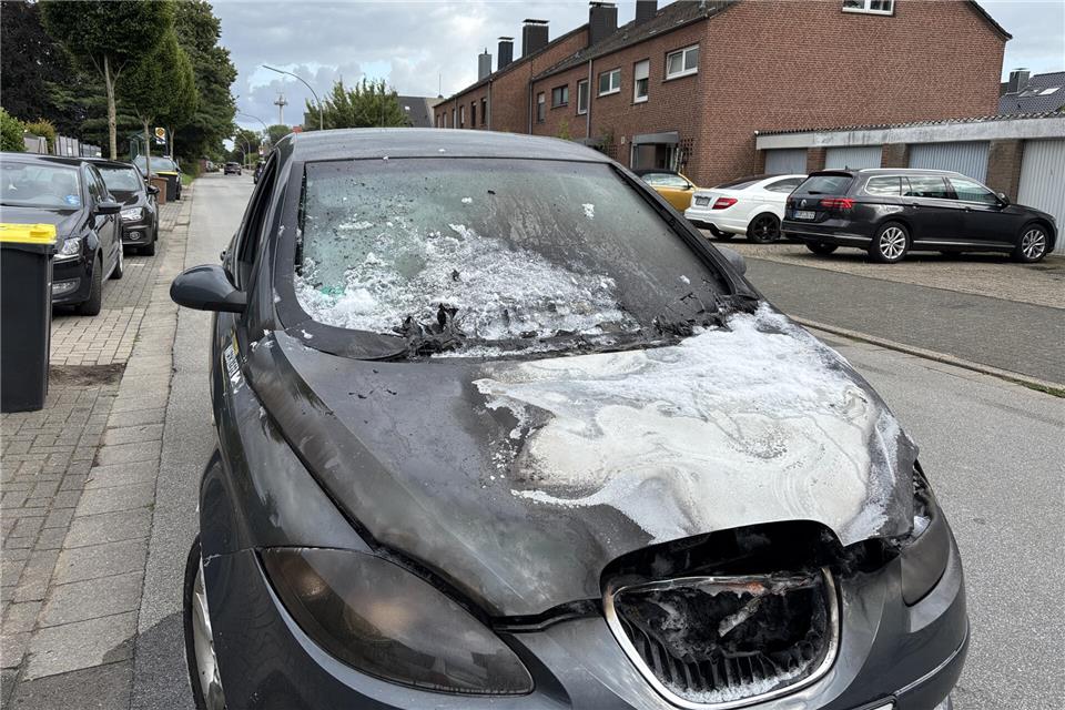 Den jüngsten Fahrzeugbrand in Erle hatte die Wehr schnell unter Kontrolle.