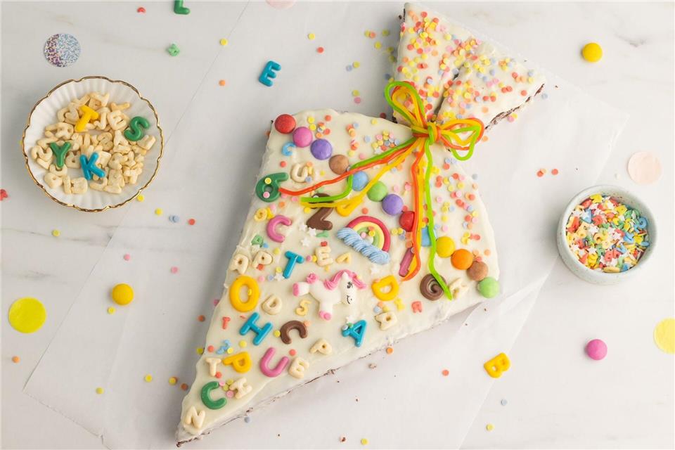 Zur Einschulung: Wie wär’s mit einer essbaren Schultüte? Den leckeren und bunten Schultütenkuchen gibt es neben der Schultüte am Nachmittag zur Schuleinführungsfeier. Kathrin Runge/backenmachtgluecklich.de/dpa-tmn