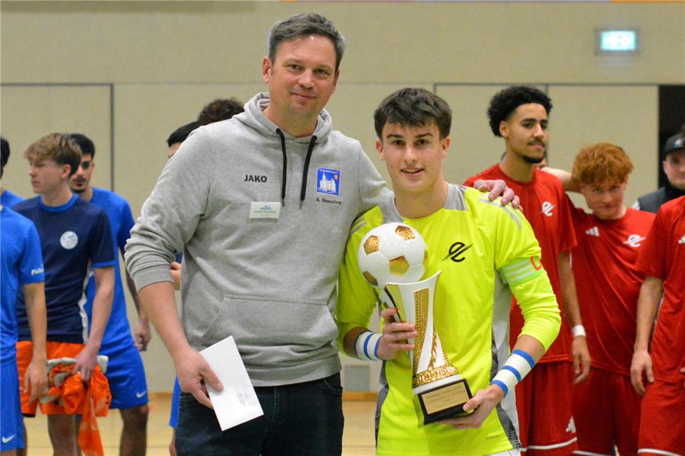 Den letzten Siegerpokal beim 47. Gemener Nachwuchs-Cup überreichte André Gasseling an die A-Junioren vom TSC Eintracht Dortmund.