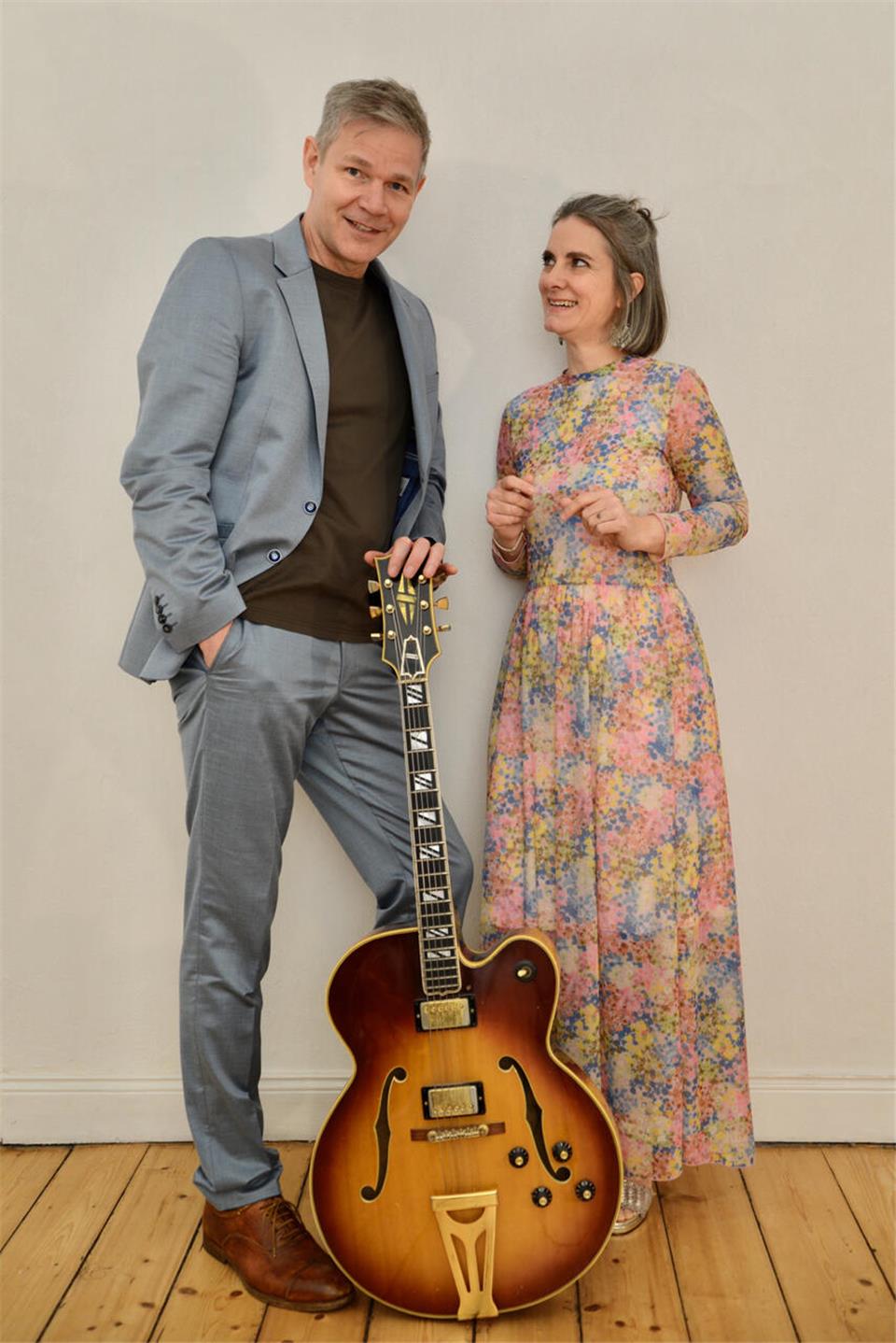 Den musikalischen Auftakt gestaltet das Duo Barbara Barth und David Plate.