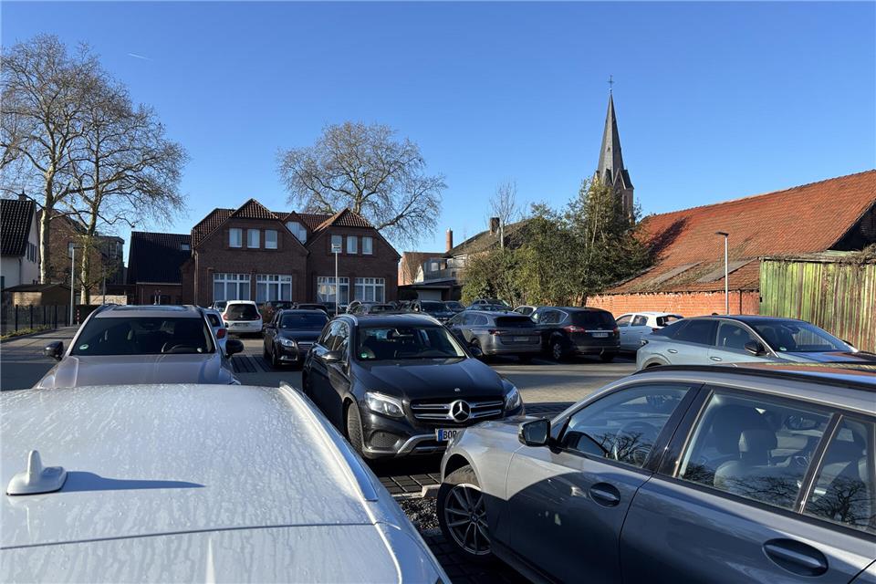 Den neuen Parkplatz hinter der Volksbank in Erle nennt die SPD-Fraktion in ihrem Antrag als einen der möglichen Standorte für die Ladeinfrastruktur.