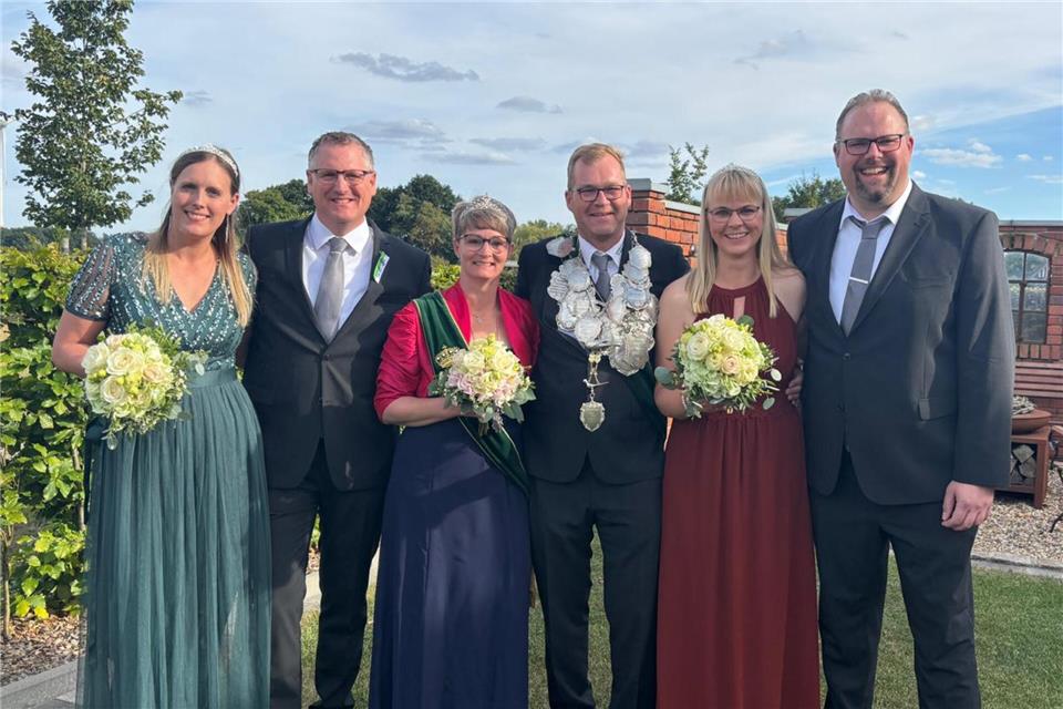 Den neuen Thron um das Königspaar Bernd Laumann (3.v.r.) und Sandra Sundrum komplettieren Christa Laumann (l.) und Ralf Geringhoff sowie Astrid Geringhoff und Thomas Selting (r.)