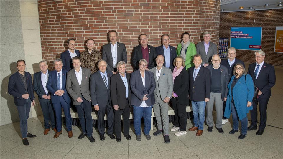 Den neuen Trägern des Ehrenzeichens der Handwerkskammer Münster gratulieren deren Präsident, Jürgen Kroos (3. von links), die Vizepräsidenten Josef Trendelkamp und Bernhard Blanke (von links) und Hauptgeschäftsführer Thomas Banasiewicz (rechts).