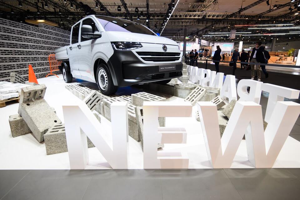 Den neuen VW Transporter wird es auch in einer Version mit offener Ladefläche geben.Julian Stratenschulte/dpa