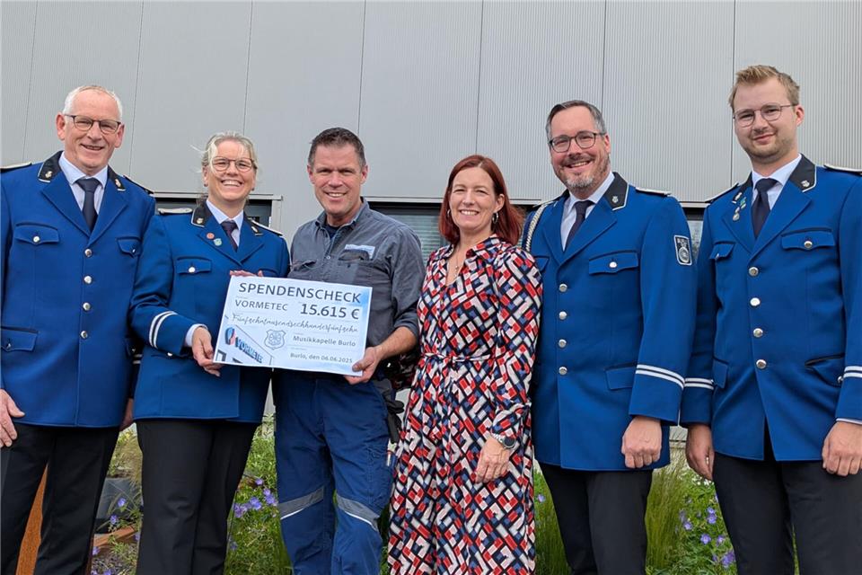 Den üppigen Scheck überreichte Vormatec-Chef Christoph Vornholt dem Vorstand der Musikkapelle Burlo.