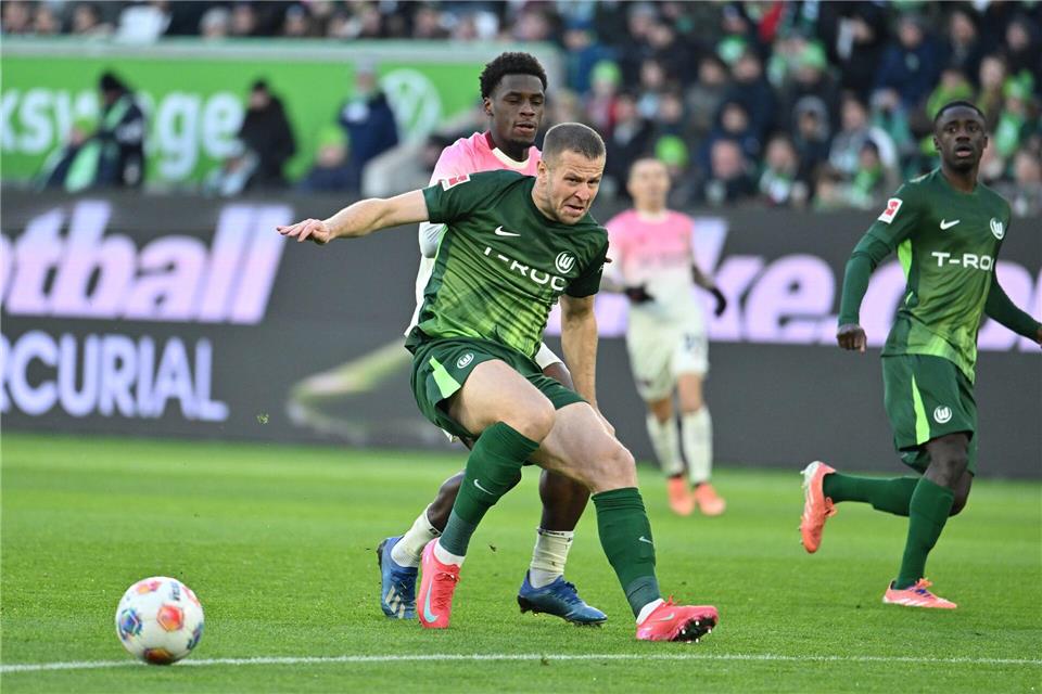 Denis Vavro (vorn) vom VfL Wolfsburg. (Archivbild).Swen Pförtner/dpa