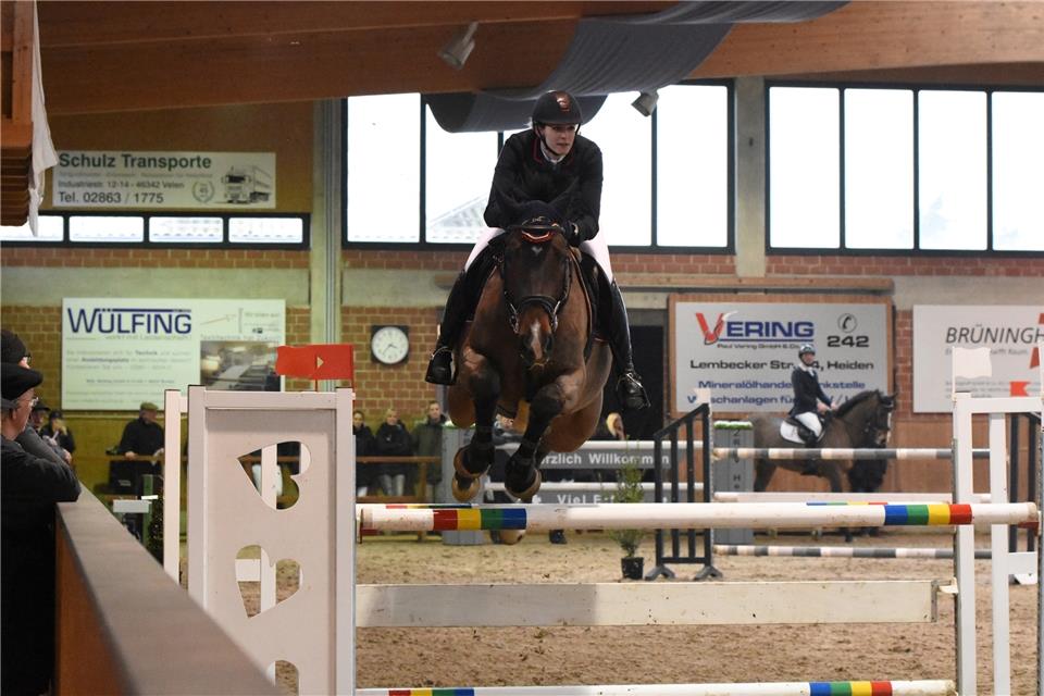 Denise Sulz vom Nachbarverein ZRV Borken hofft beim dreitägigen Hallenturnier des Zucht-, Reit- und Fahrvereins Heiden auf viele vordere Platzierungen.