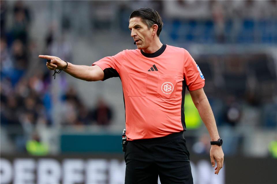 Deniz Aytekin kritisiert den Umgang mit den Schiedsrichtern. (Archivbild) Heiko Becker/dpa