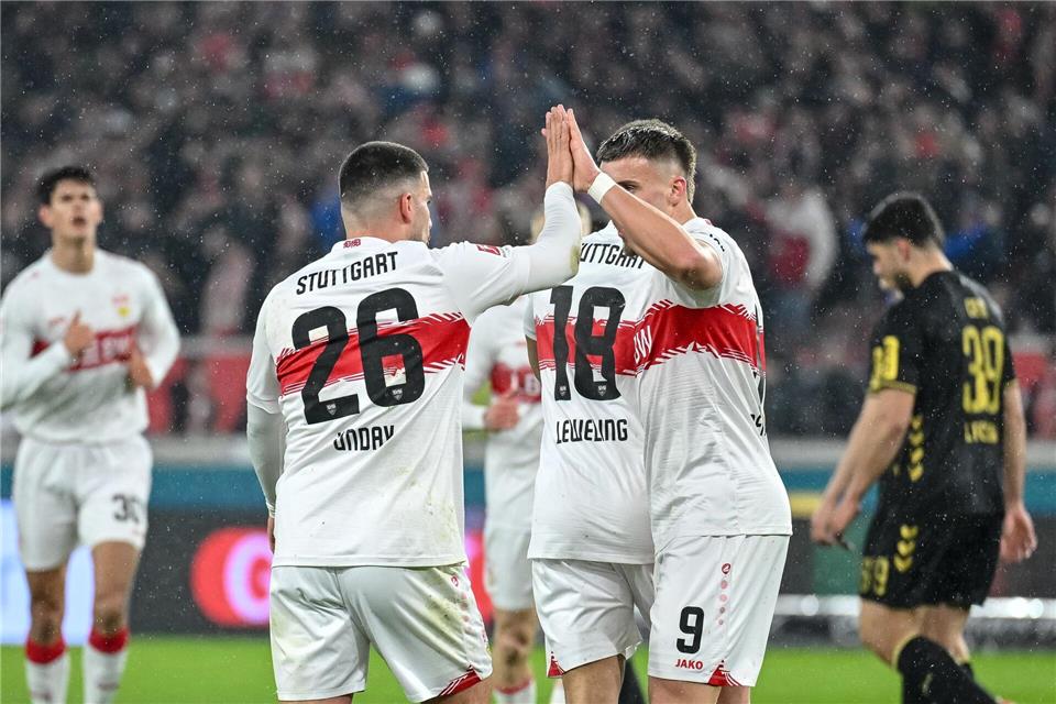 Deniz Undav (l) und Ermedin Demirovic (r) freuten sich am Ende, dass sie beide gegen Köln trafen.Harry Langer/dpa