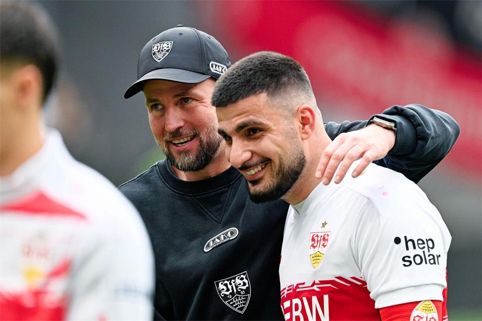 Deniz Undav (r) fachsimpelt gern mit VfB-Trainer Sebastian Hoeneß (l) über taktische Fragen. (Archivbild) Uwe Anspach/dpa
