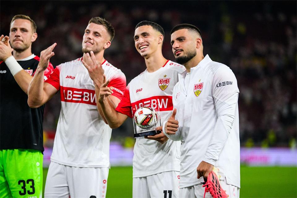 Deniz Undav (r) freut sich mit seinen Teamkollegen Bilal El Khannouss (m) und Ermedin Demirovic (l) über den Sieg des VfB.Tom Weller/dpa
