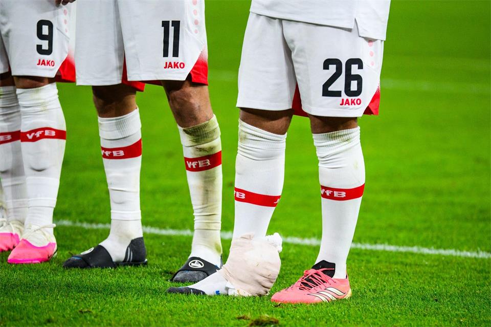 Deniz Undav (r) hat Probleme mit der Achillessehne.Tom Weller/dpa
