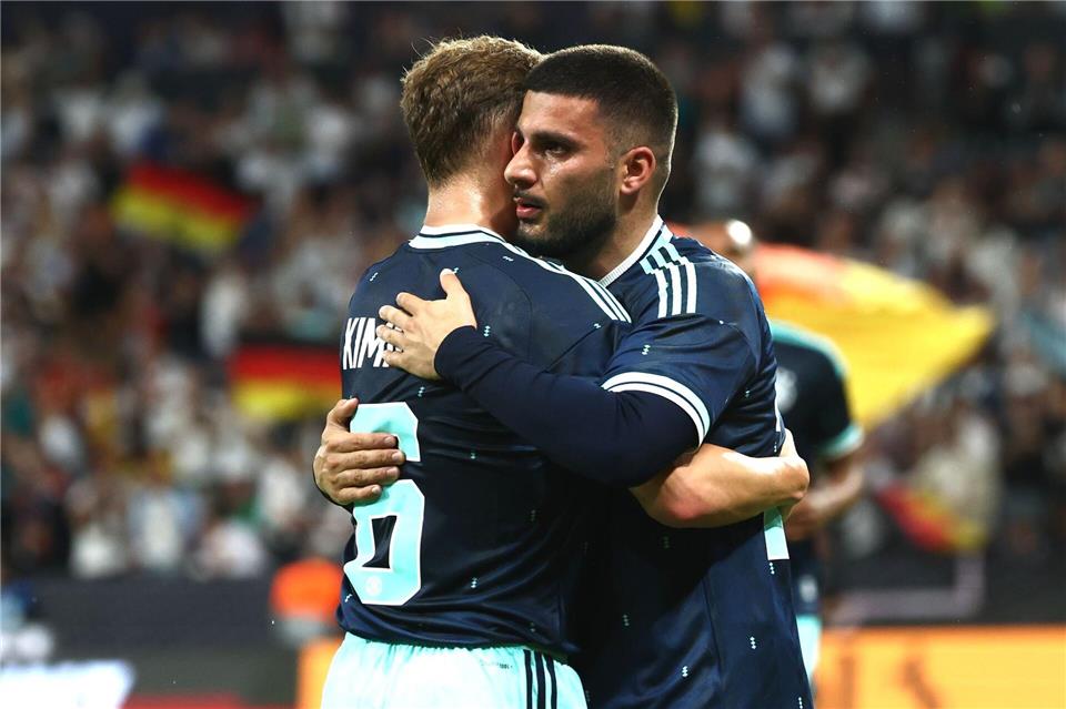 Deniz Undav (r) nach seinem Kopfballtor beim Jubel mit Flankengeber Joshua Kimmich.Christian Charisius/dpa