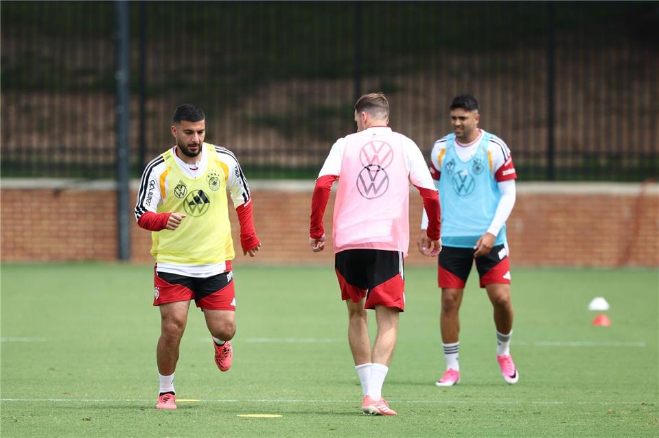 Deniz Undav trainierte bei großer Hitze mit Pascal Groß und Nadiem Amiri.Christian Charisius/dpa