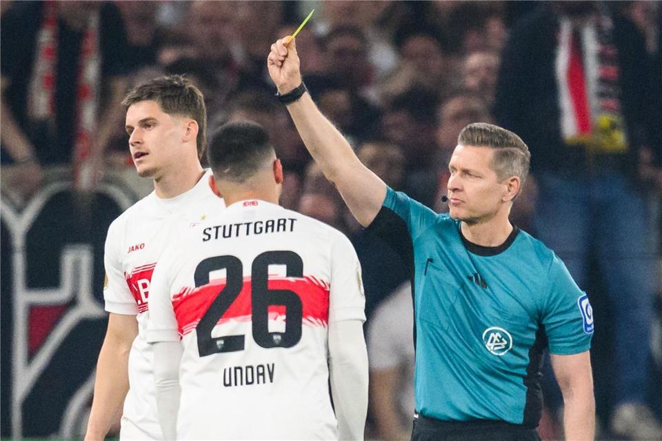 Deniz Undav (vorn) übte nach dem Pokal-Halbfinale scharfe Kritik an Schiedsrichter Tobias Welz. (Archivbild)Tom Weller/dpa