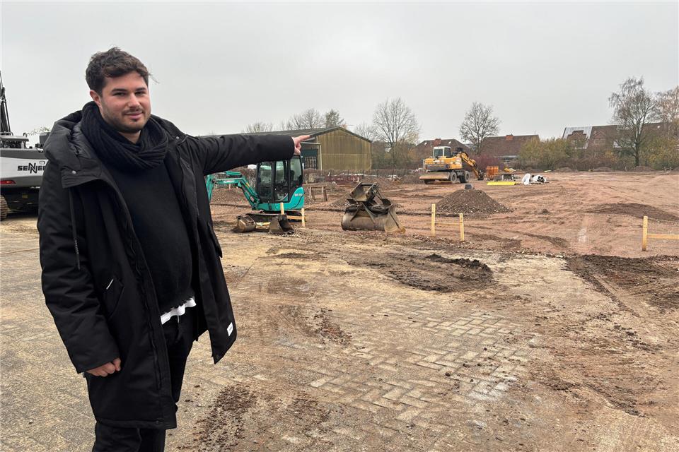 Deniz Yüce baut im Ramsdorfer Gewerbegebiet eine neue Lagerhalle für seinen online Warenhandel.