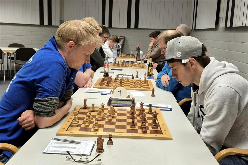 Denksport nicht nur am vorderen Spitzenbrett: Das Duell des Borkeners Klaus Schroer (links) mit dem Heidener Andreas Leidig endete im Bezirkspokal-Halbfinale aber ohne Sieger.
