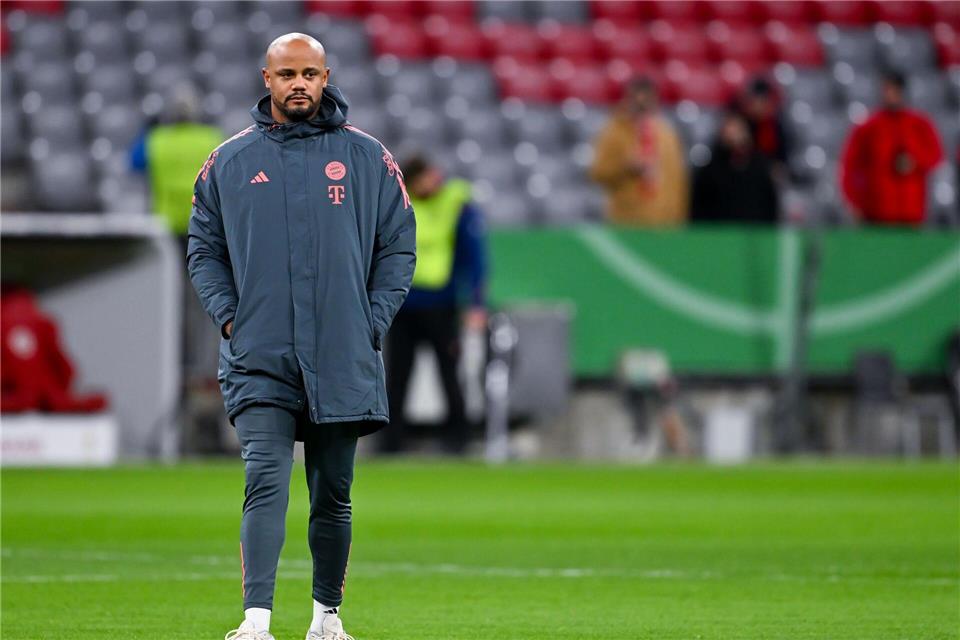 Denkt noch nicht an den BVB: Bayern-Trainer Kompany. (Archivbild)Sven Hoppe/dpa